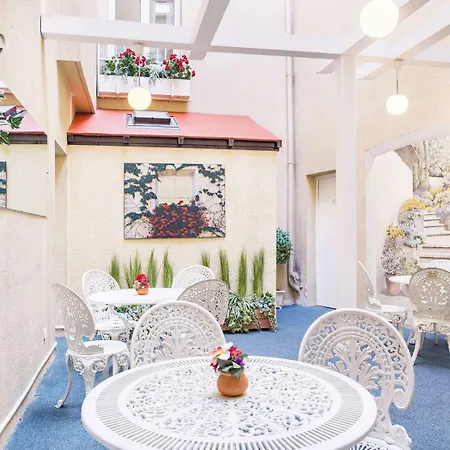 Des Arts מלון רואי-מלמזון